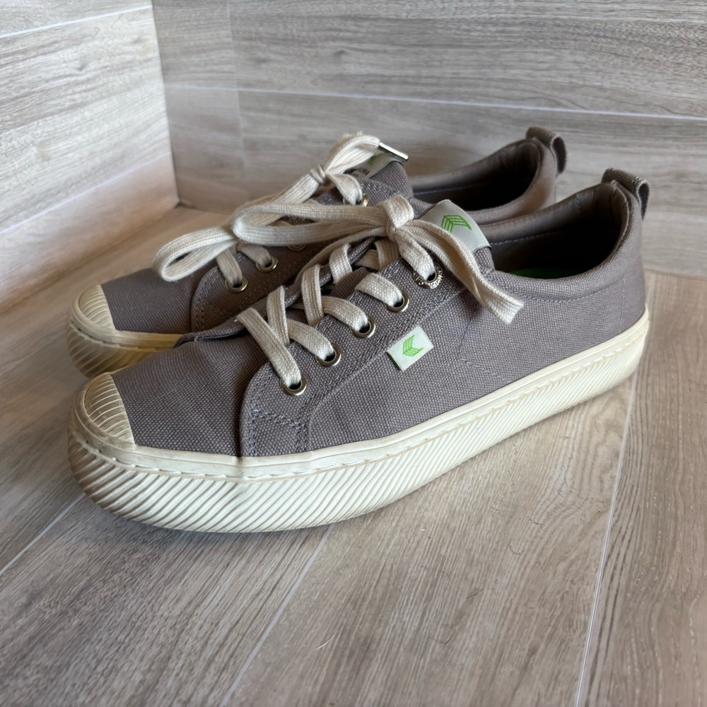 Cariuma OCA Low Women's Size 8 Sneakers Gray